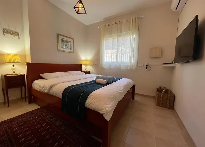 Alma Bahar: Charming Two-Bedroom House with Blooming Garden