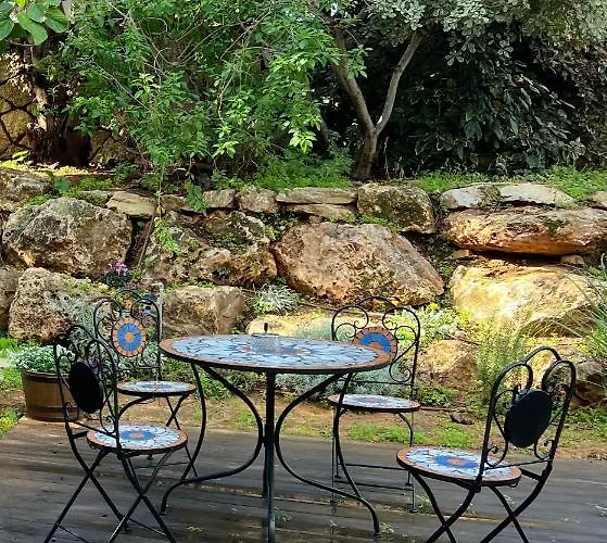 Alma Bahar: Charming Two-Bedroom House with Blooming Garden